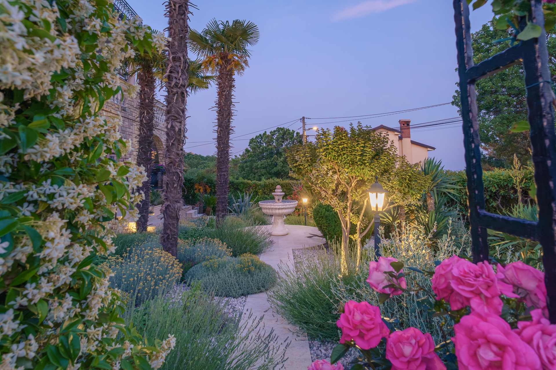 Outdoor living prostor s bazenom u mediteranskom ambijentu — Zlatni Bush